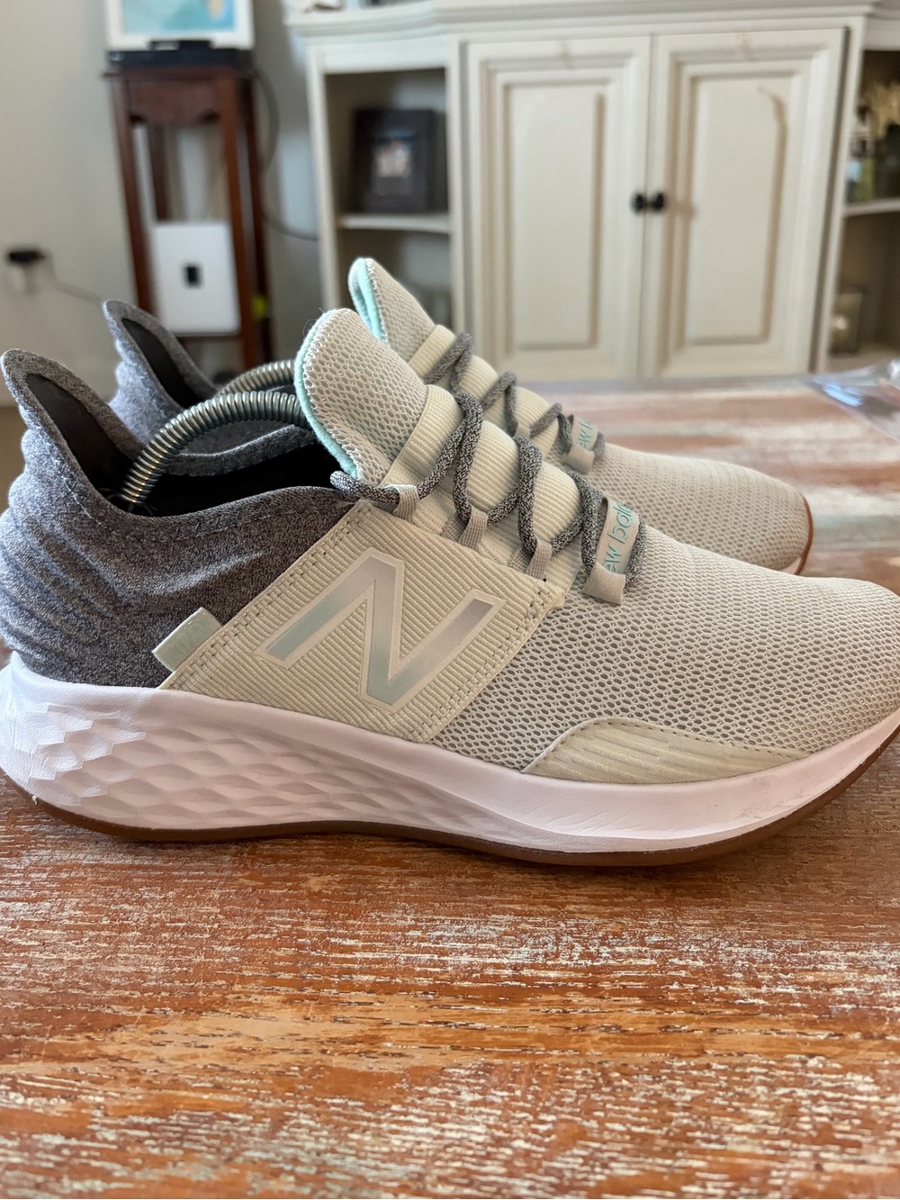 New Balance Fresh Foam ROAV Women’s Sneakers Shoe Size 8.5 Running Mint/Gray EUC